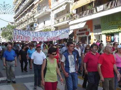 Το κοινό τους μέτωπο ενάντια στην εργοδοτική ασυδοσία δυναμώνουν οι εργαζόμενοι (φωτ. από παλιότερη κινητοποίηση ενάντια σε απολύσεις που έκανε ο Λαναράς)