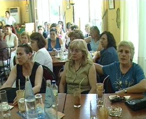 Αποψη από τη μαζική συνδιάσκεψη. Στο βήμα η Ελένη Τουλάτου, πρόεδρος του Συνδικάτου