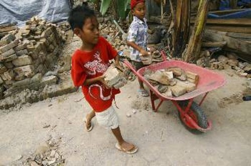 Δυστυχία χωρίς τέλος για τους φτωχούς κατοίκους της Ινδονησίας