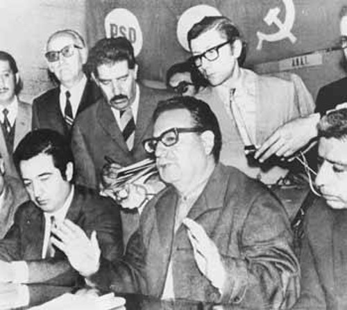 Νοέμβρης 1970, ο ηγέτης της «Λαϊκής Ενότητας» Σαλβαδόρ Αλιέντε, περιστοιχιζόμενος από συνεργάτες του, αναλύει το κυβερνητικό πρόγραμμα