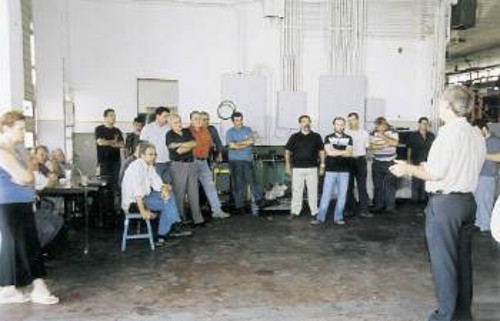 Ο Σπύρος Χαλβατζής με τους εργαζόμενους της ΕΘΕΛ