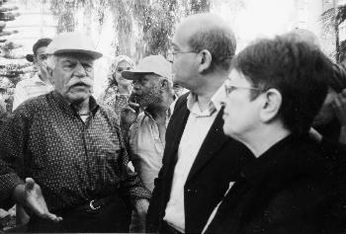 Από επίσκεψη της Αλέκας Παπαρήγα, που συνοδεύεται από τον ΓΓ του ΚΚ Λιβάνου, Χαλέντ Χαντάτα, σε γειτονιά της Βηρυτού