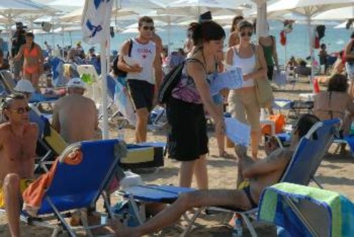 Προκηρύξεις της ΝΑΣ μοιράστηκαν στους λουόμενους που επικροτούσαν τη δωρεάν είσοδο