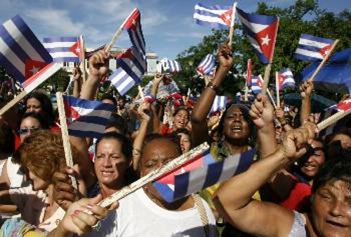 Οι Κουβανοί με κάθε τρόπο διαδηλώνουν την πίστη τους στην Επανάσταση