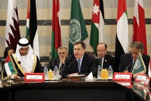 Ο πρωθυπουργός του Λιβάνου Φ. Σινιόρα, εν μέσω ηγετών μελών του Αραβικού Συνδέσμου