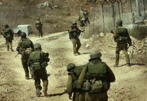 Ισραηλινοί στρατιώτες, ενώ προχωρούν σε διάταξη σε δρόμο του νοτίου Λιβάνου