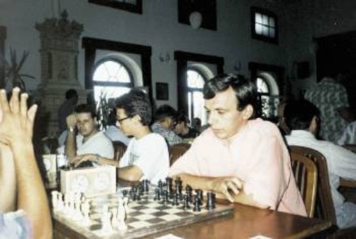 Σε πρώτο πλάνο -δεξιά - ο Δημήτρης Αλεξάκης ΟΜ και πρώην πρωταθλητής Πειραιά. Ενας από τους νεότερους στυλοβάτες του Πειραϊκού Ομίλου Σκακιστών