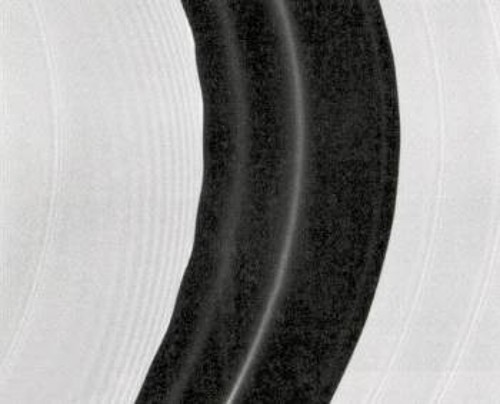 Το μήκους 290 χιλιομέτρων χάσμα Ενκε στους δακτυλίους, είναι αποτέλεσμα της σάρωσης της περιοχής αυτής από τον Πάνα, ένα από τα μικρά φεγγάρια του Κρόνου. Στο πέρασμά του προκαλεί κυματισμούς, και σπειροειδή σχέδια κυμάτων πυκνότητας
