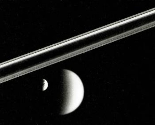Τέσσερα φεγγάρια (ο Τιτάνας και η Διόνη, μαζί με τον μικροσκοπικό Προμηθέα στο κέντρο της φωτογραφίας και την Τελεστώ που δε διακρίνεται εύκολα), φαίνονται σχεδόν ευθυγραμμισμένα σ' αυτή τη φωτογραφία από το «Κασίνι». Τα μικροσκοπικά φεγγάρια, γνωστά και σαν φεγγάρια - βοσκοί, βοηθούν να πάρουν οι δακτύλιοι το σχήμα που έχουν και να μη διαλυθούν