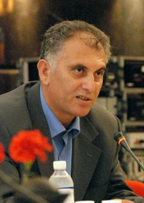 Ο Μπασάμ Αχμάντ Ομάρ Σαλχί, Γενικός Γραμματέας του Κόμματος του Λαού της Παλαιστίνης, ενώ απευθύνεται στην έκτακτη Διεθνή Συνάντηση Κομμουνιστικών και Εργατικών Κομμάτων της περιοχής