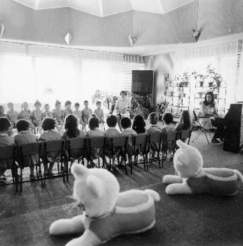 Μια πιανίστρια παραδίδει μάθημα μουσικής σε παιδιά προσχολικής ηλικίας, σε παιδικό σταθμό της ΕΣΣΔ. Η πραγματική και ολόπλευρη μόρφωση στις πρώην Σοσιαλιστικές χώρες ήταν δικαίωμα κατακτημένο, δωρεάν και καθολικό