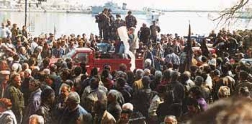 Κτηνοτρόφοι αγανακτισμένοι χύνουν, συμβολικά, γάλα μπροστά στη Νομαρχία Μυτιλήνης