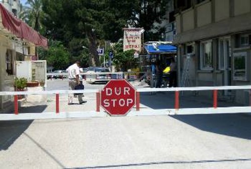 Ενα από τα οδοφράγματα της Λευκωσίας