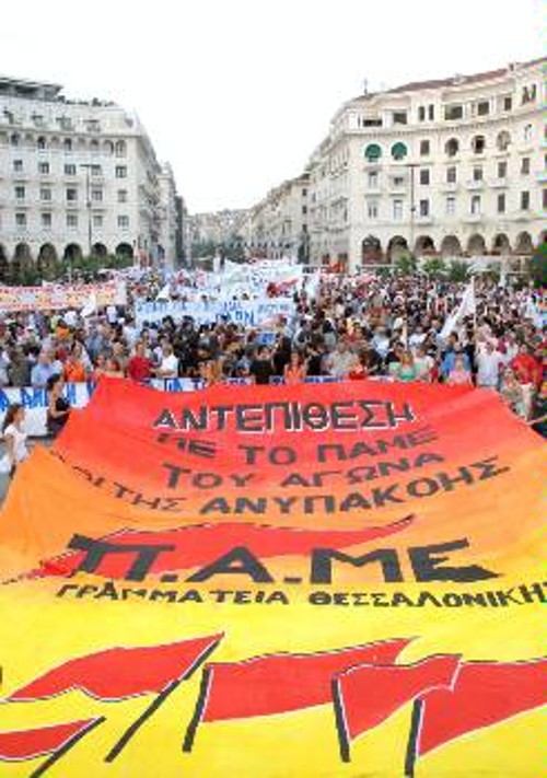 Το αναγκαίο σήμερα είναι να καταβληθούν, χωρίς καμία παρέκκλιση, προσπάθειες, που συμβάλλουν στη διαμόρφωση ενός ισχυρού ταξικού κινήματος, ενός ενωτικού, συσπειρωτικού κινήματος με αντιμονοπωλιακούς αντιιμπεριαλιστικούς στόχους, που στην πορεία θα πείθεται στη γραμμή ρήξης και ανατροπής