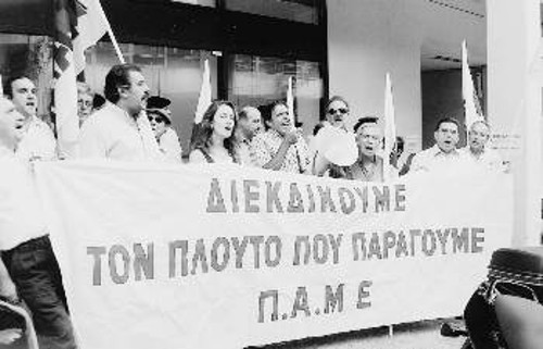 Από παλιότερη κινητοποίηση του ΠΑΜΕ Εργαζομένων στο Χρηματοπιστωτικό για την κλαδική Σύμβαση
