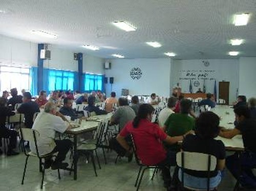 Από τη συζήτηση με τους εργαζόμενους στην καντίνα του εργοστασίου