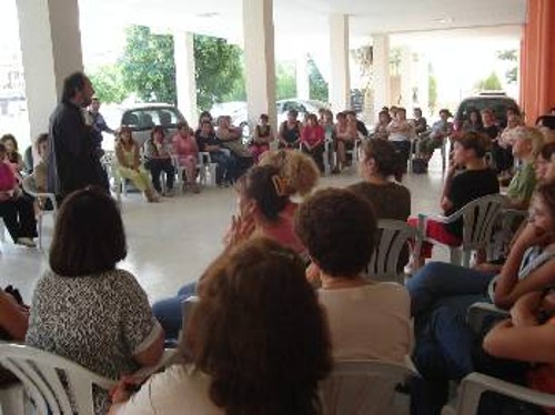 Από τη συζήτηση με τις καπνεργάτριες