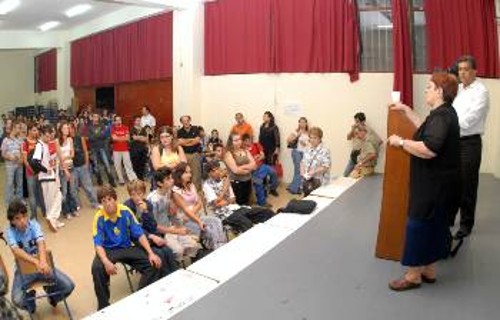 Μιλώντας στους μαθητές του νυχτερινού Λυκείου Νίκαιας