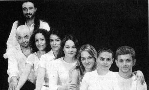 Οι ηθοποιοί της παράστασης «Τίμα τον πατέρα σου και τη μητέρα σου»