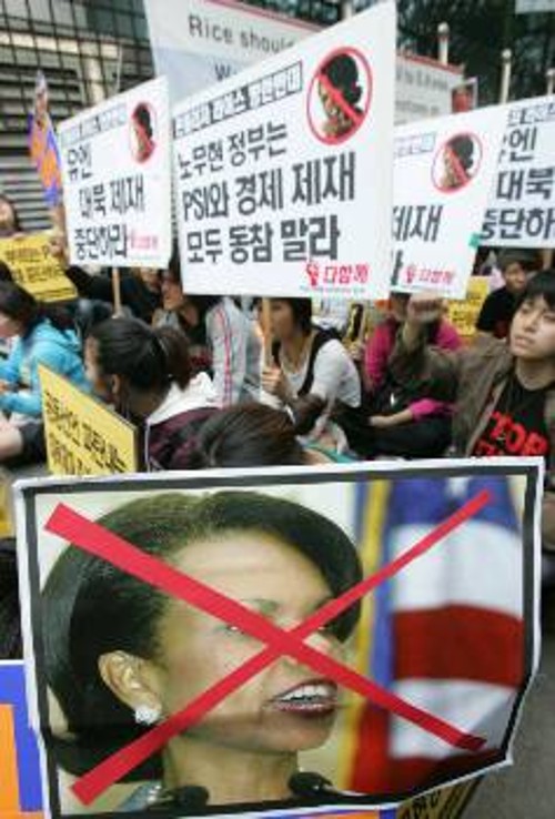 Από τη διαδήλωση των Νοτιοκορεατών ενάντια στην επιθετική πολιτική των ΗΠΑ, κατά την πρόσφατη επίσκεψη της Ράις