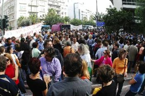 Την ώρα της συνάντησης με τον πρωθυπουργό οι εκπαιδευτικοί συνέχιζαν να διαδηλώνουν