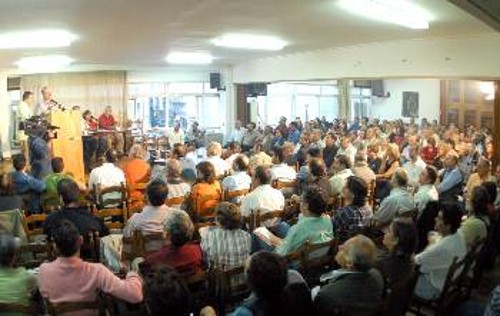 Κατάμεστη η αίθουσα του Συνδικάτου Οικοδόμων στη χτεσινή σύσκεψη