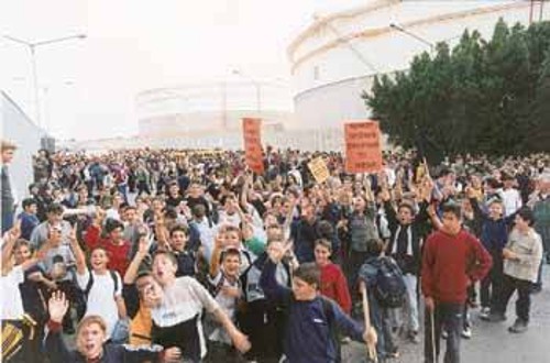 Στιγμιότυπο απ' τη μεγάλη διαμαρτυρία στις 18.10.2000