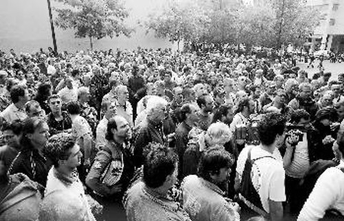 Η μαζική συγκέντρωση των εργαζομένων τρόμαξε την κυβέρνηση...