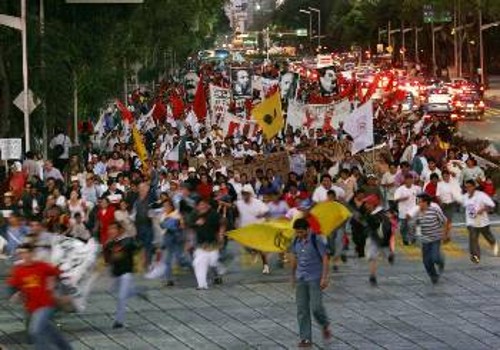 Από τη χτεσινή διαδήλωση στην πρωτεύουσα του Μεξικού, ενάντια στην καταστολή στην Οαχάκα