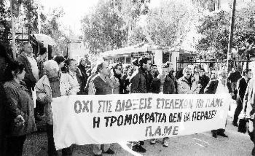 Μαζικό «παρών» έξω από τα δικαστήρια της Ευελπίδων έδωσαν χτες συνδικαλιστές του ΠΑΜΕ