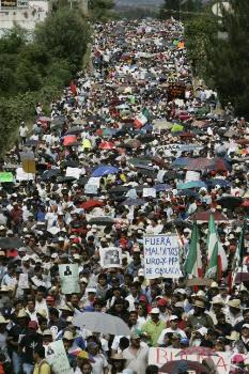 Στιγμιότυπο από τις πρόσφατες μεγάλες διαδηλώσεις στην Οαχάκα