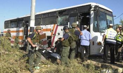 Το λεωφορείο των Ισραηλινών εποίκων που χτυπήθηκε από τη βομβιστική επίθεση
