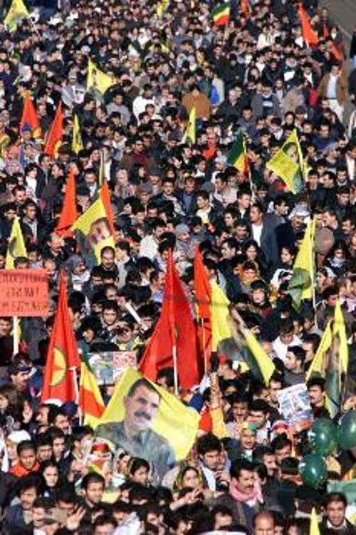 Χιλιάδες οι συγκεντρωμένοι Κούρδοι έξω απο το δικαστήριο ανθρωπίνων δικαιωμάτων στο Στρασβούργο