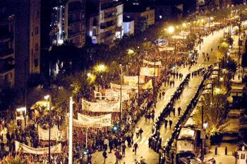 Χιλιάδες και χιλιάδες επί ώρες διαδήλωναν έξω από τη σιδερόφραχτη αμερικάνικη πρεσβεία
