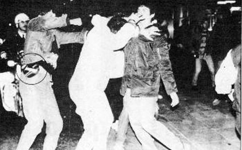 18/11/1985. Ασφαλίτες με πολιτικά χτυπούν φωτορεπόρτερ, παρουσία των ΜΑΤ, στο Πολυτεχνείο, με το περίστροφο του ενός να διακρίνεται περασμένο στη ζώνη του...