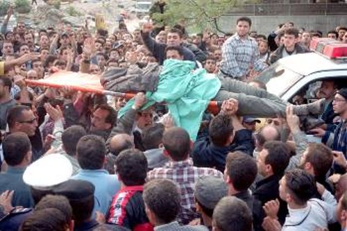 Παλαιστίνιοι μεταφέρουν τη σορό του Μπένι Ούντα στελέχους της Χαμάς, μετά την έκρηξη στο αυτοκίνητό του