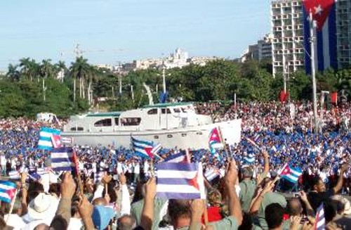 Από τις εκδηλώσεις που είχαν γίνει το 2006 για τα 80 χρόνια του ηγέτη της Επανάστασης Φιντέλ Κάστρο (το θρυλικό πλοιάριο «Γκράνμα» μέσα σε μια... θάλασσα από τη νέα γενιά της Κούβας)