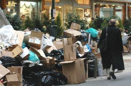 Αδιάψευστος μάρτυρας του αδιεξόδου, οι εικόνες με τα σωρευμένα σκουπίδια σε πολλούς δρόμους της Αθήνας
