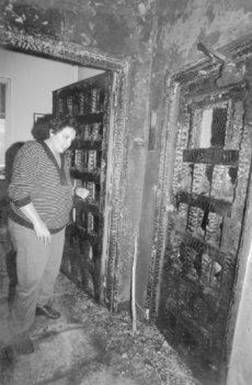 Οι υλικές καταστροφές εξαπλώθηκαν μέχρι και τον τέταρτο όροφο και σε όλο το κλιμακοστάσιο και είναι ευτύχημα ότι δεν υπήρξαν ανθρώπινα θύματα
