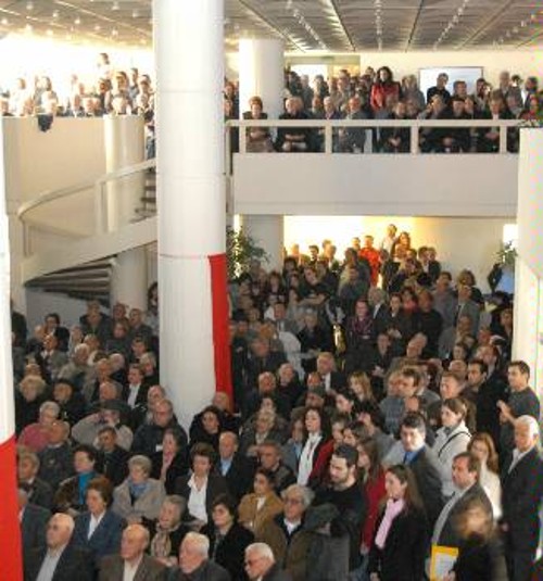 Ασφυκτικά γεμάτη και η μεγάλη σάλα της εισόδου των γραφείων της ΚΕ, όπου η εκδήλωση μεταδιδόταν από γιγαντοοθόνη