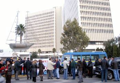 Οι χιλιάδες απολύσεις και η επιδείνωση των εργασιακών σχέσεων στον ΟΤΕ είναι μια διαδικασία που ξεκίνησε από το ΠΑΣΟΚ και τη ΝΔ και τώρα συνεχίζεται από την «Ντόιτσε Τέλεκομ»