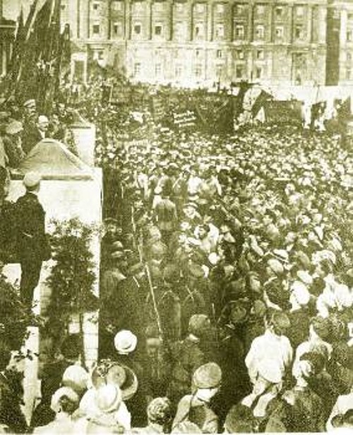 Ομιλία του Λένιν στην πλατεία Δβορτσόβαγια (Πετρούπολη 19 Ιούλη 1920)