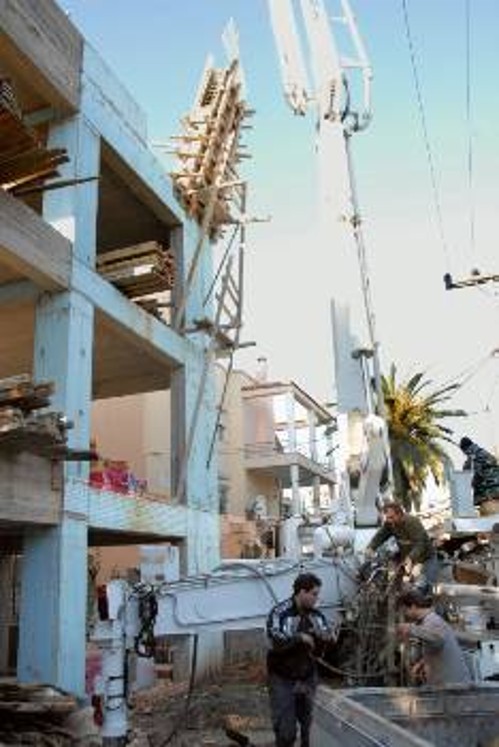 Από ύψος 10 περίπου μέτρων βρέθηκε ξαφνικά στο κενό, χτες, ο 50χρονος χειριστής πρέσας μπετόν
