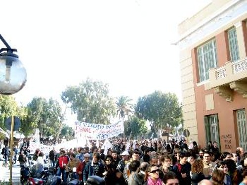 Από τη χτεσινή πορεία στους δρόμους του Ηρακλείου