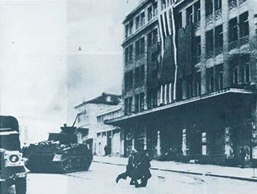Δεκέμβρης 1944, αγγλικά τανκς επιτίθενται στο κτίριο του ΕΑΜ στην Κοραή