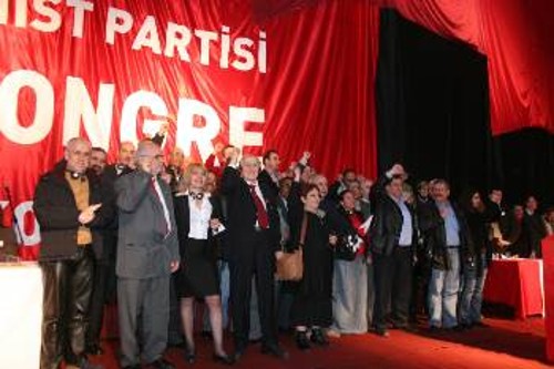 Οι αντιπροσωπείες των Κομμουνιστικών και Εργατικών Κομμάτων στο προεδρείο του 8ου Συνεδρίου του ΚΚ Τουρκίας