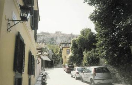 Στης Πλάκας τις ανηφοριές, σκαρφαλώνουν τώρα και τ' αυτοκίνητα...