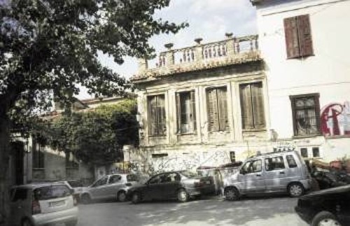 Σπίτι ερείπιο στην οδό Κέκροπος. Αυτό το άλλοτε στολίδι, έτοιμο να καταρρεύσει, γιατί;