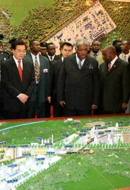 Στιγμιότυπο μετά τη συμφωνία του Κινέζου Προέδρου με τον ομόλογό του Λέβι Μουαναουάσα, στη Ζάμπια, για τη δημιουργία εκτενούς συγκροτήματος ορυχείων χαλκού...