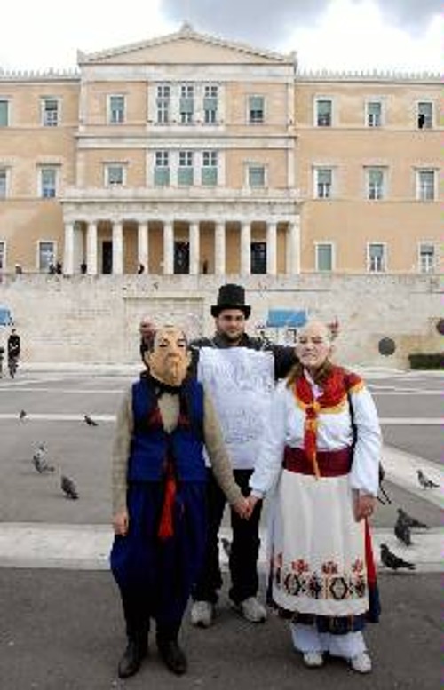 Οι φοιτητές στις διαδηλώσεις τους καταγγέλλοντας το ρόλο ΝΔ, ΠΑΣΟΚ και επιχειρήσεων στην Παιδεία, παρουσιάζουν σε θεατρικό δρώμενο το γάμο Καραμανλή - Παπανδρέου με κουμπάρο το ΣΕΒ...
